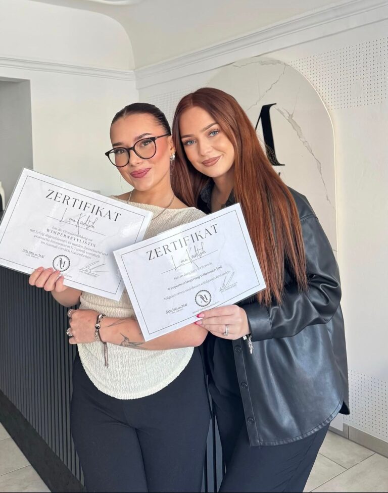 Absolventin mit Zertifikat Wimpernverlängerung bei Meldina