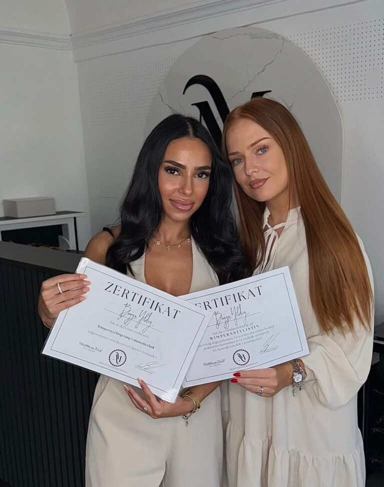 Absolventin mit Zertifikaten und Meldina