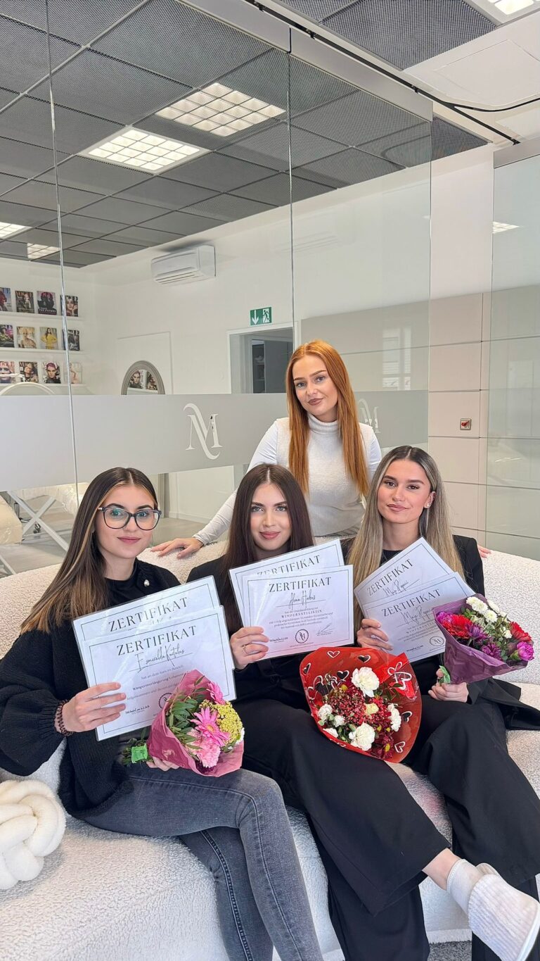 Absolventinnen mit Zertifikaten und Blumen mit Meldina