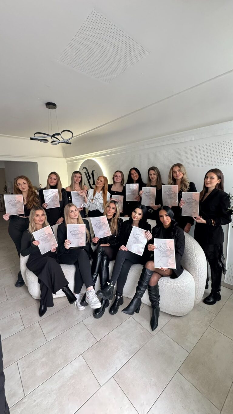 Gruppenfoto Wimpernschulung Absolventinnen mit Meldina